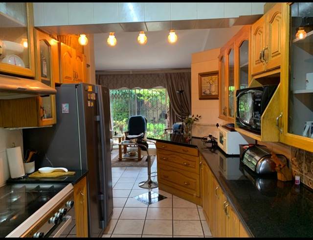 3 BEDROOM TOWNHOUSE FOR SALE IN VANDERBIJLPARK SE 3